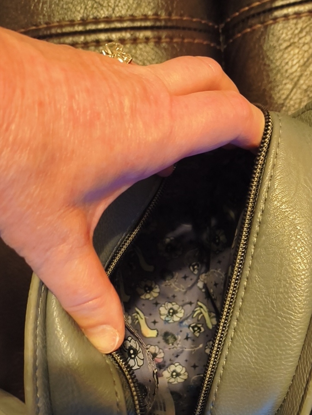Loungefly Deadly Night Shade Grey Crossbody Bag - Picture 10 of 10